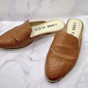 Anne Klein woven brown leather iflex mule, size 6.5